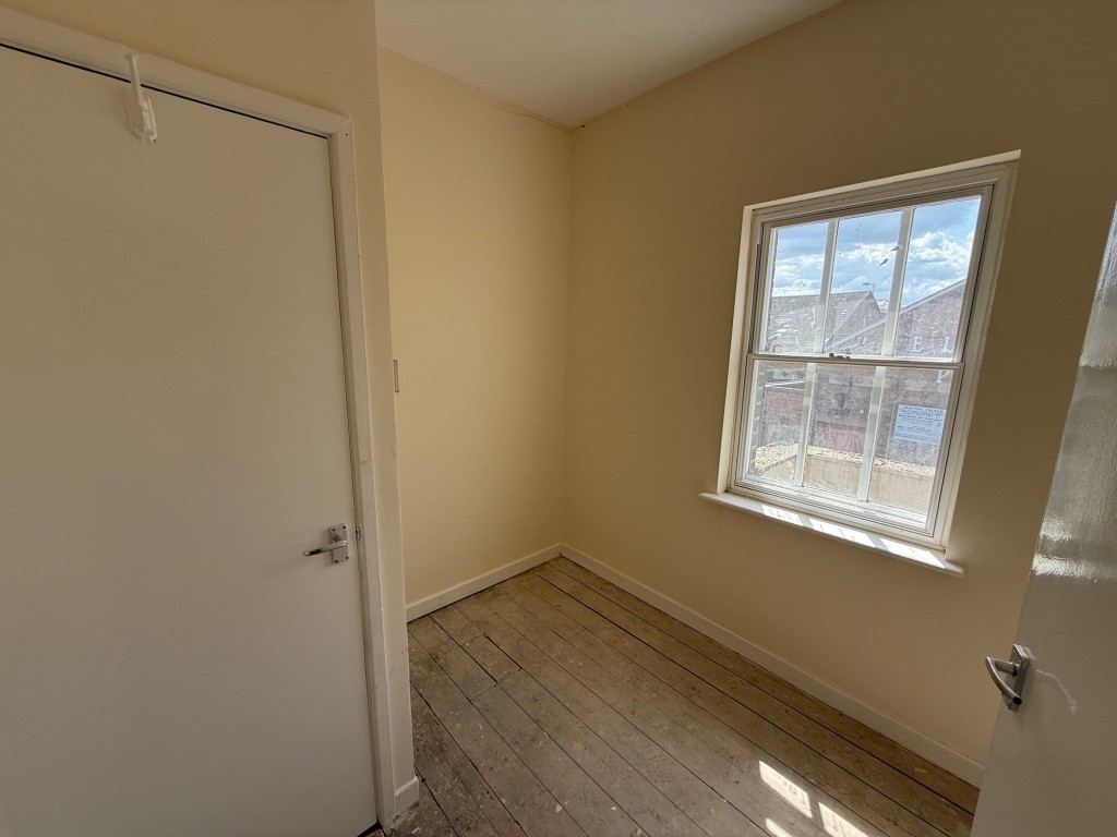 Lot: 127 - THREE-BEDROOM END-TERRACE COTTAGE FOR IMPROVEMENT - Bedroom three with cupboard and window to rear